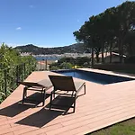 Ideal House For Families With Pool בית נופש *