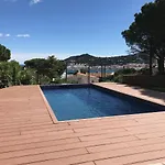 Ideal House For Families With Pool בית נופש *